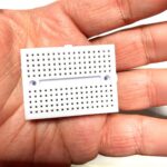 Breadboard 170 Kontakte in Hand