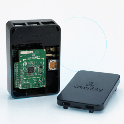 carenuity-sq-connector-offen-innenansicht Carenuity SQ Connector geöffnet mit interner Platine, USB-Anschlüssen und LAN-Port