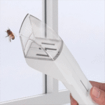 Catch & Release™ Insektenretter - Catching bee at window
